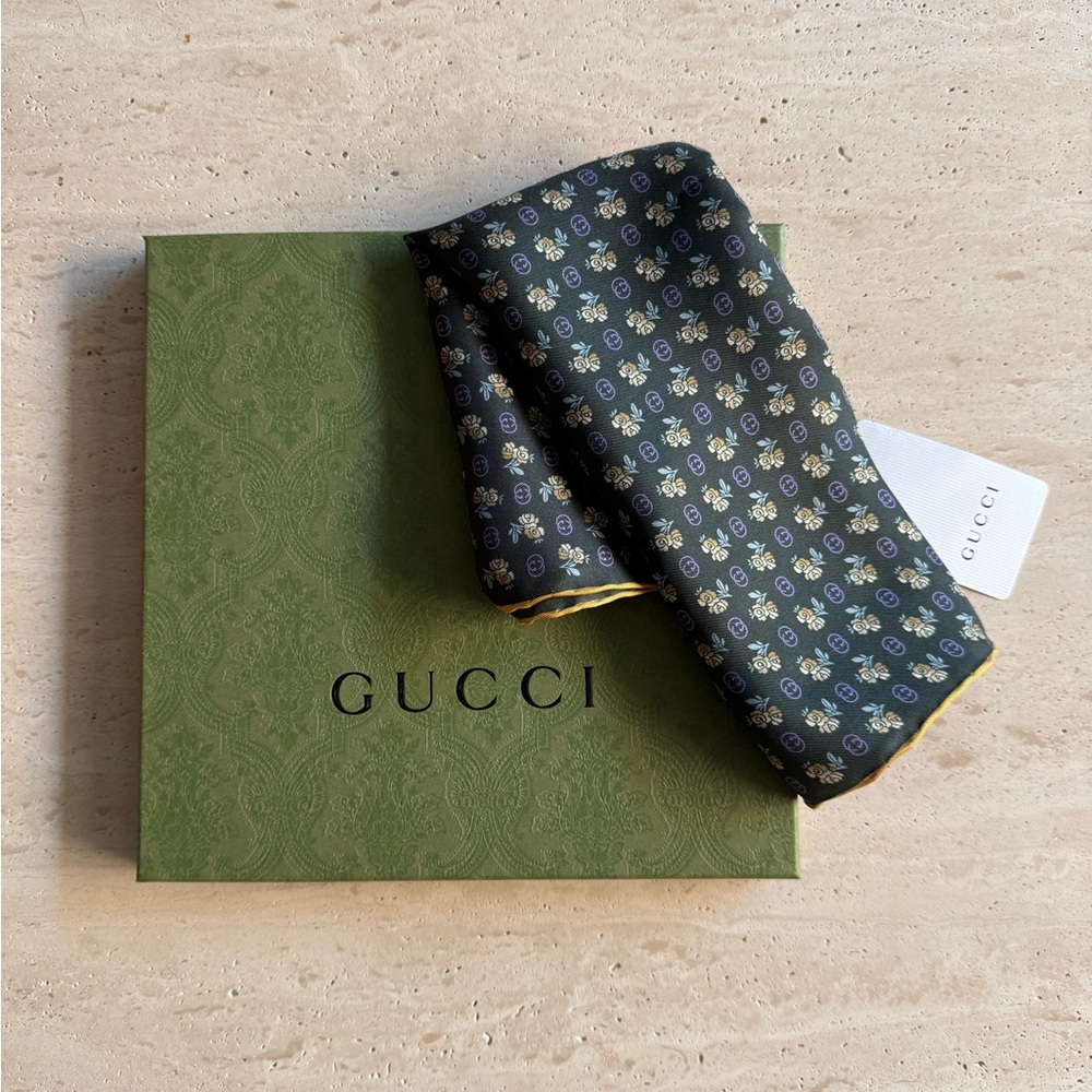 NWT GUCCI GG LOGO & ROSE SQUARE SILK GREEN SCARF💚💝 - Picture 2 of 12
